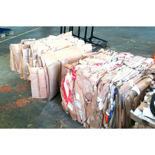 Prensa vertical produce una bala de cartón de 90 kg